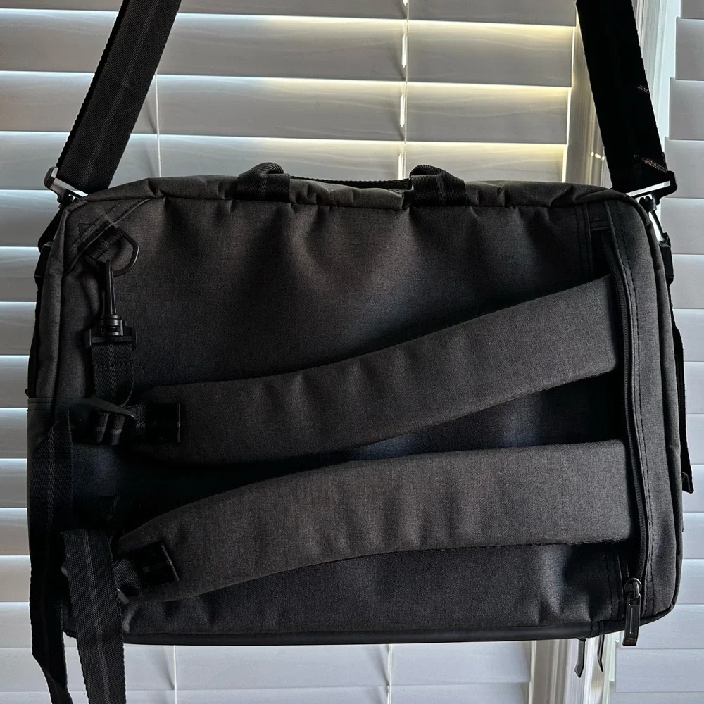 Laptop Bag! You Can Carry On Your Shoulder Or Your Back! Best Offer Accepted!🖤🖤